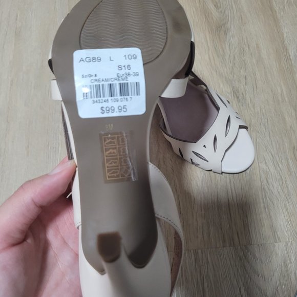 Nude leather Le Chateau heels - Picture 2 of 5